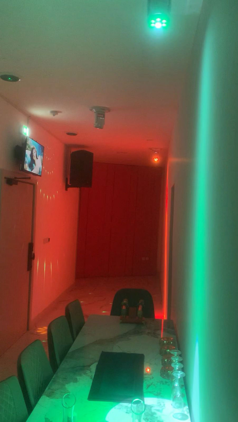 Four-bedroom-penthouse-for-8-people-with-DJ-lounge10